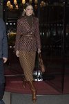 Gigi Hadid lapuesta por un total look marrón de estampado en París 2020