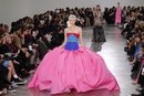 Vestido en colores fluor y cola de sirena durante el defile Alta Costura primavera/verano 2020 de Schiaparelli