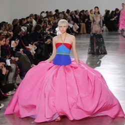 Vestido en colores fluor y cola de sirena durante el defile Alta Costura primavera/verano 2020 de Schiaparelli