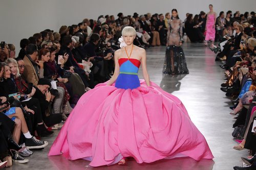 Vestido en colores fluor y cola de sirena durante el defile Alta Costura primavera/verano 2020 de Schiaparelli