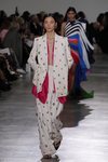 Traje de sastrería oversize en color blanco con incrustaciones de perlas y detalles dorados durante el defile Alta Costura primavera/verano 2020 de Schiapa