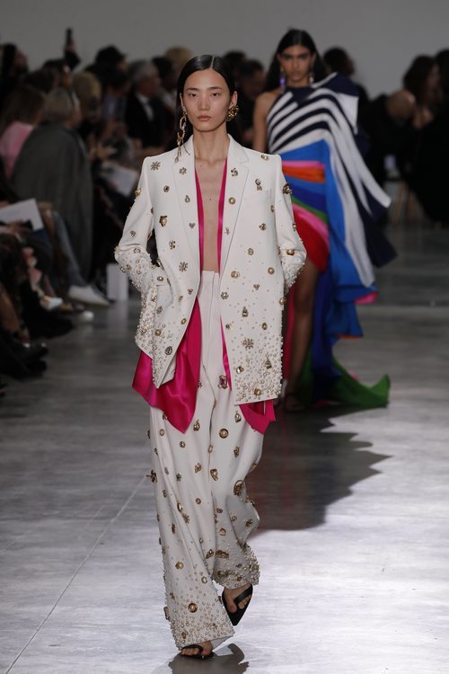 Traje de sastrería oversize en color blanco con incrustaciones de perlas y detalles dorados durante el defile Alta Costura primavera/verano 2020 de Schiapa