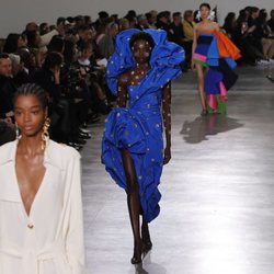 Vestido azul klein con incrustaciones de abalorios durante el defile Alta Costura primavera/verano 2020 de Schiaparelli