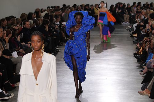 Vestido azul klein con incrustaciones de abalorios durante el defile Alta Costura primavera/verano 2020 de Schiaparelli