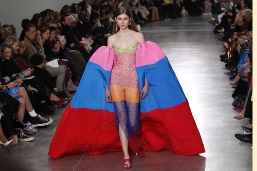 Vestido traslucido con mangas globo a modo capa durante el defile Alta Costura primavera/verano 2020 de Schiaparelli