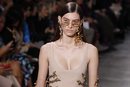Gafas y pendientes surrealistas durante el defile Alta Costura primavera/verano 2020 de Schiaparelli
