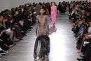 Vestido transparente cn detalles de perlas y cola de sirena durante el defile Alta Costura primavera/verano 2020 de Schiaparelli