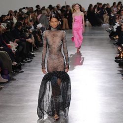 Vestido transparente cn detalles de perlas y cola de sirena durante el defile Alta Costura primavera/verano 2020 de Schiaparelli