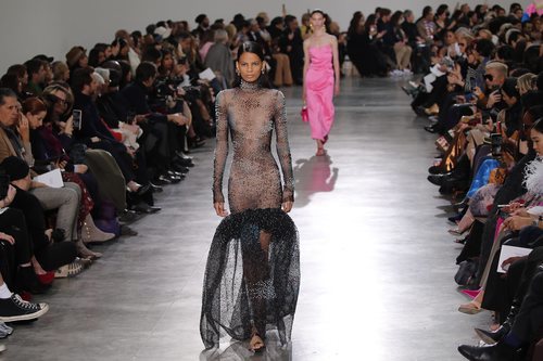 Vestido transparente cn detalles de perlas y cola de sirena durante el defile Alta Costura primavera/verano 2020 de Schiaparelli