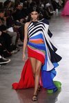 Vestido volumétrico, asimétrico y multicolor durante el defile Alta Costura primavera/verano 2020 de Schiaparelli