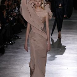 Vestido asimétrico en color nude durante el defile Alta Costura primavera/verano 2020 de Schiaparelli