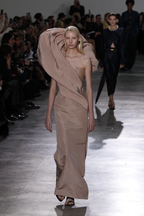 Vestido asimétrico en color nude durante el defile Alta Costura primavera/verano 2020 de Schiaparelli