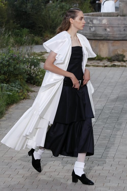 Conjunto de vestido y capa de la colección primavera/ verano 2020 de Alta Costura de Chanel