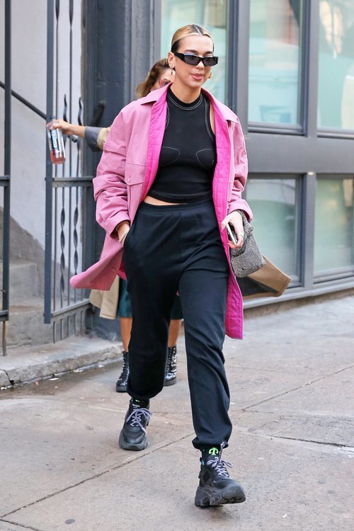 Dua Lipa  con un top de Orseund Iris en Nueva York