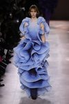 Vestido con volantes de la colección primavera/ verano 2020 de Alta Costura de Armani