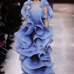Vestido con volantes de la colección primavera/ verano 2020 de Alta Costura de Armani