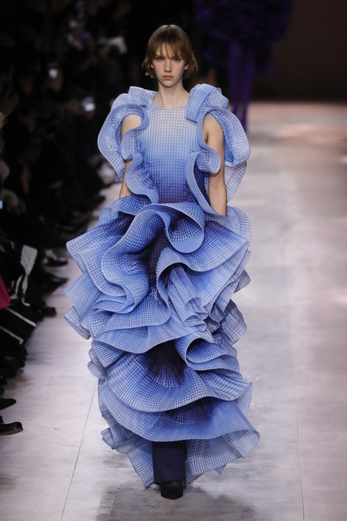 Vestido con volantes de la colección primavera/ verano 2020 de Alta Costura de Armani