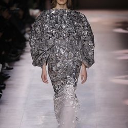 Vestido de pedrería de la colección primavera/ verano 2020 de Alta Costura de Armani