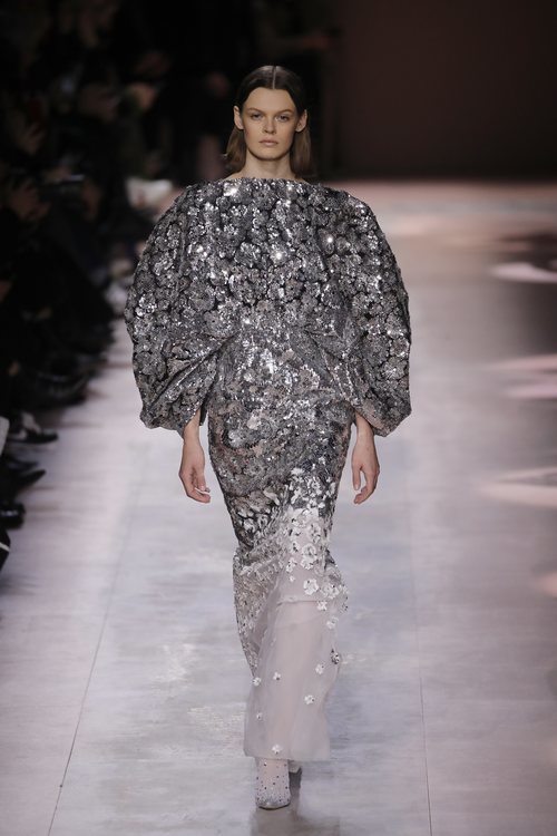 Vestido de pedrería de la colección primavera/ verano 2020 de Alta Costura de Armani