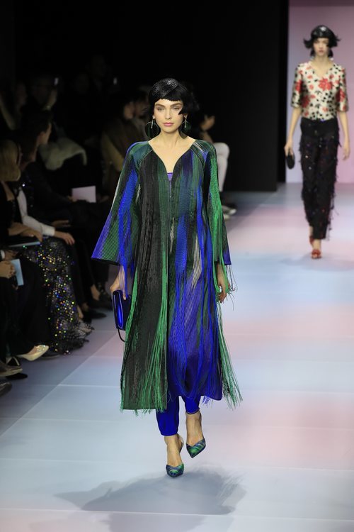 Vestido largo de flecos de la colección primavera/ verano 2020 de Alta Costura de Armani