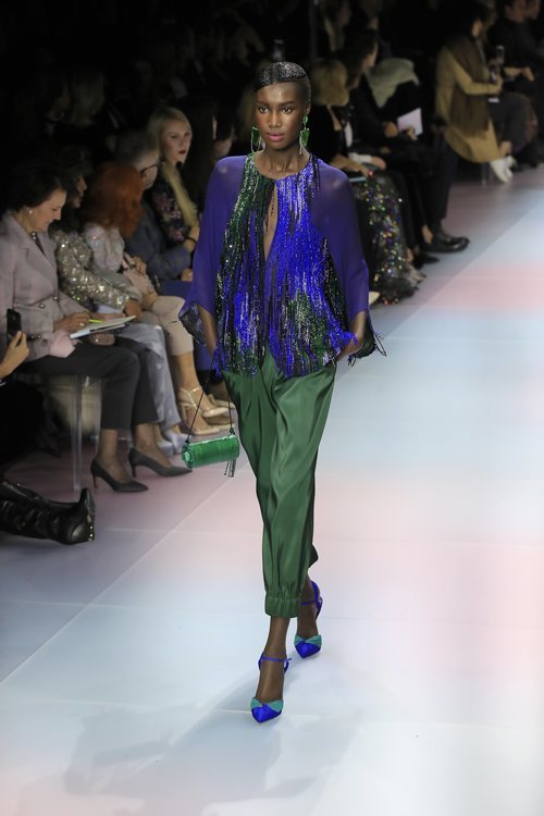 Conjunto de pantalón y blusa de la colección primavera/ verano 2020 de Alta Costura de Armani
