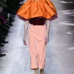 Vestido coral  del desfile de Alta Costura 2020 de Givenchy
