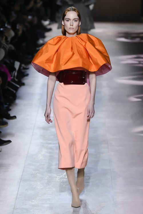 Vestido coral  del desfile de Alta Costura 2020 de Givenchy