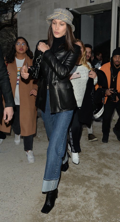 Bella Hadid deslumbra con un street look en la Fashion Week de París 2020