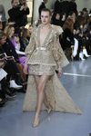 Vestido con capa del desfile de Alta Costura 2020 de Elie Saab