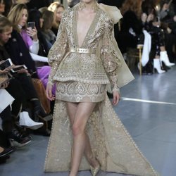 Vestido con capa del desfile de Alta Costura 2020 de Elie Saab