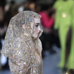 Velo con detalles joya del desfile de Alta Costura 2020 de Elie Saab