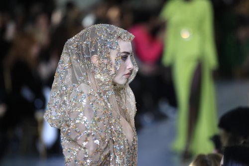 Velo con detalles joya del desfile de Alta Costura 2020 de Elie Saab