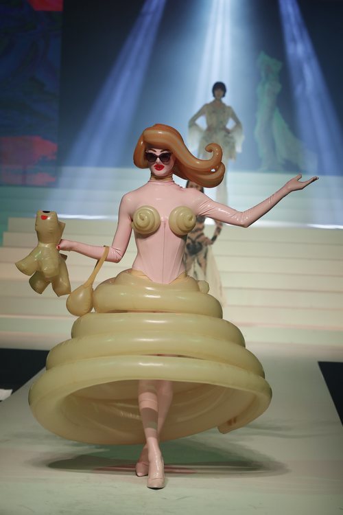 Vestido de plástico reciclado del desfile de Alta Costura 2020 de Jean Paul Gaultier