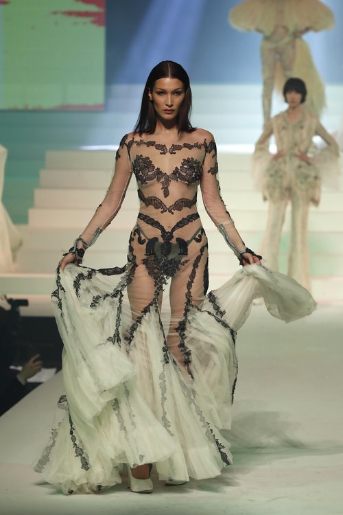 Vestido transparente con encaje del desfile de Alta Costura 2020 de Jean Paul Gaultier