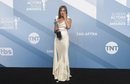 Jennifer Aniston luce un vestido satinado