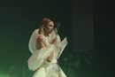 Karlie Kloss con un vestido de plástico en el desfile Alta Costura primavera/verano 2020 de Jean Paul Gaultier