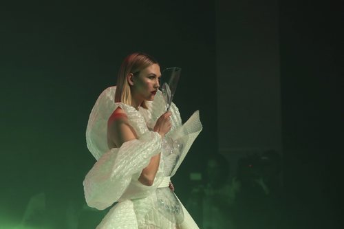 Karlie Kloss con un vestido de plástico en el desfile Alta Costura primavera/verano 2020 de Jean Paul Gaultier