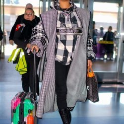 Rihanna combina estampados hasta estropear su look