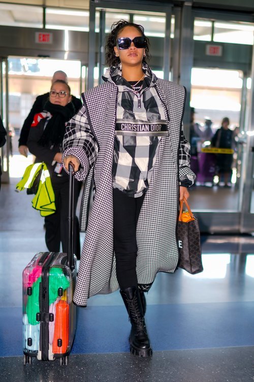 Rihanna combina estampados hasta estropear su look