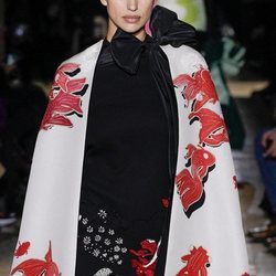 Vestido y capa de la colección primavera/ verano 2020 de Alta Costura de Valentino