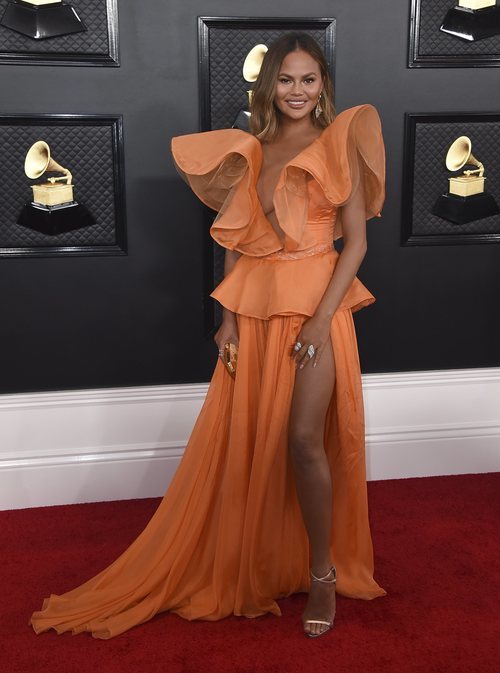 Chrissy Teigen y su look en la alfombra roja de los Grammy 2020