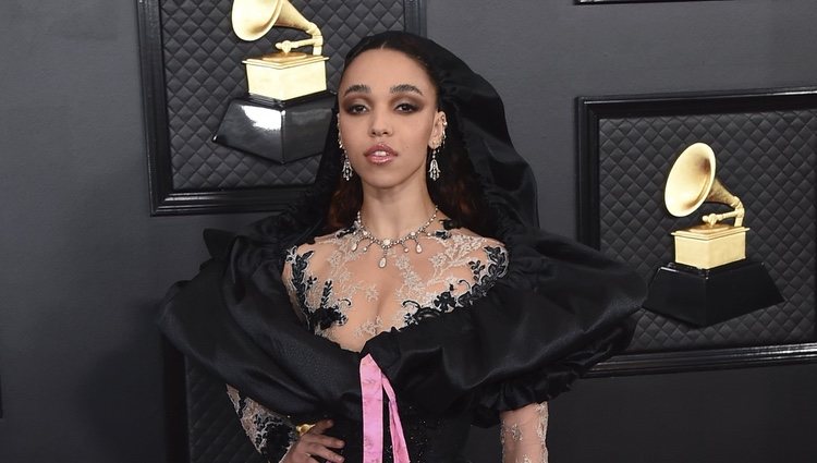 FKA Twigs con un vestido de Edmarler en los Grammy 2020