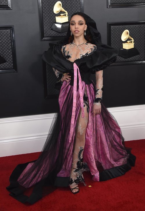 FKA Twigs con un vestido de Edmarler en los Grammy 2020
