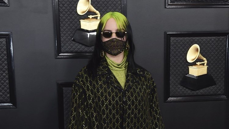 Billie Eilish con un look de Gucci en los Grammy 2020