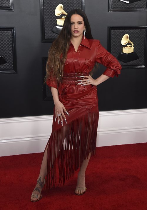 Rosalia con su look cuero en la alfombra roja de los Grammy 2020