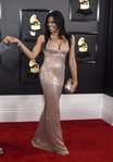Nina Alu con un vestido rosa de lentejuelas en los Grammy 2020