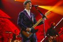Alfred García con un traje de Juan Avellaneda actuando en 'OT 2018'