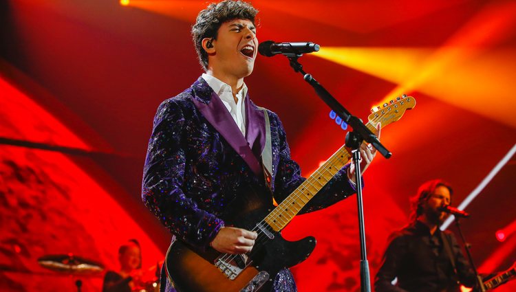 Alfred García con un traje de Juan Avellaneda actuando en 'OT 2018'