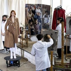 Modelo con abrigo de paño en el desfile otoño/invierno 2020-2021 de Moisés Nieto