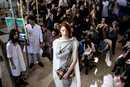 Modelo con vestido túnica en el desfile otoño/invierno 2020-2021 de Moisés Nieto